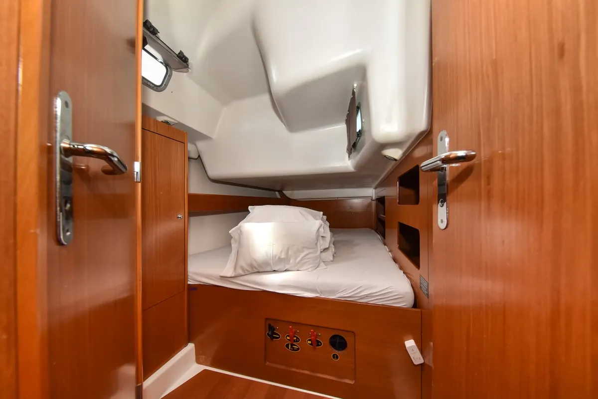 Cabin on Principessa, a Beneteau Cyclades 50.5 sailboat at Općina Sukošan, Croatia