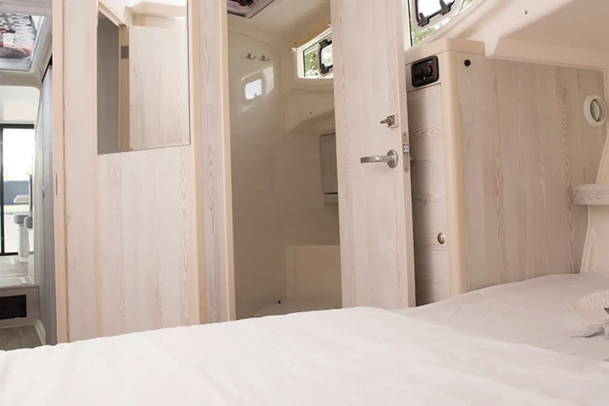 Cabin on Horizon 3 - Premier 25, a Cygnet Horizon 3 motorboat at Hesse, France