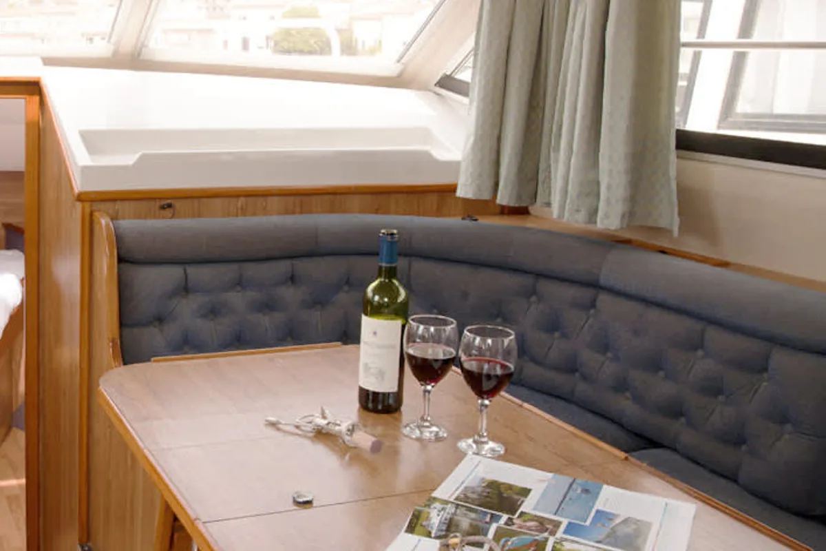 Salon of Clipper - Comfort 31, a Cygnet Clipper motorboat at Castelnaudary, France