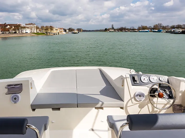 Cockpit of Cygnet Horizon 2, a motorboat at Portiragnes, France