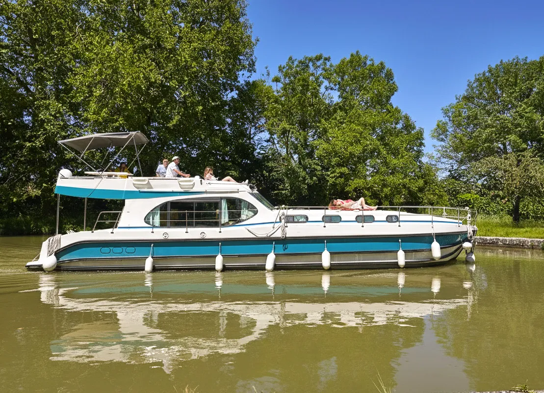 Cruiser Premium 8/12 Pers., a Nicols Octo Fly 12 motorboat at Sablé-sur-Sarthe, France
