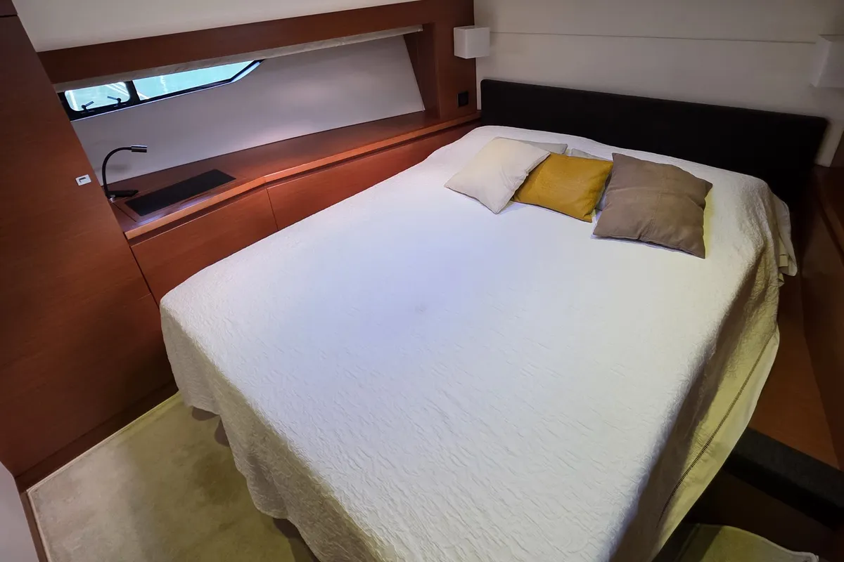 Cabin on Very Bery, a Prestige 550 Fly motorboat at Primošten, Croatia