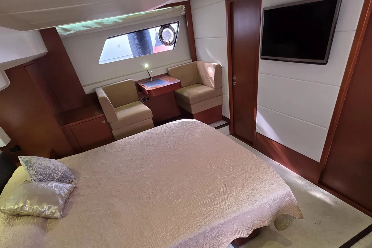 Cabin on Very Bery, a Prestige 550 Fly motorboat at Primošten, Croatia