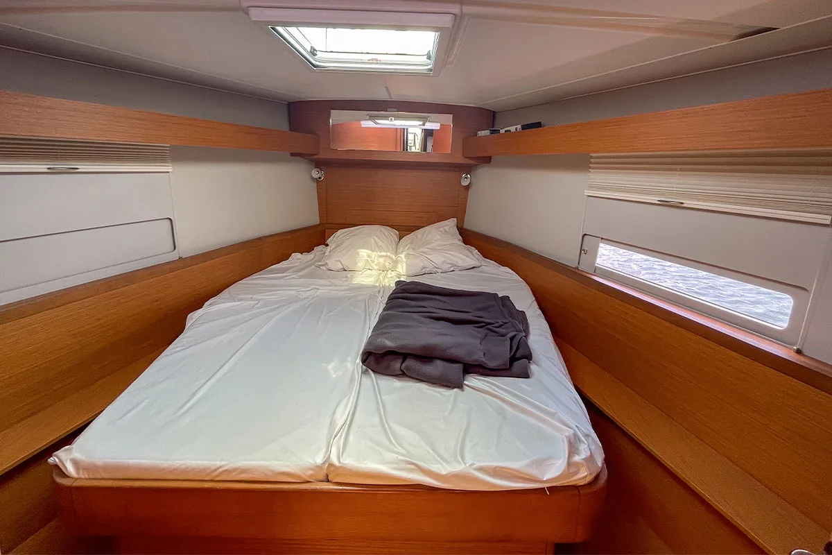 Cabin on Etosha, a Dufour 430 sailboat at Hyères, France