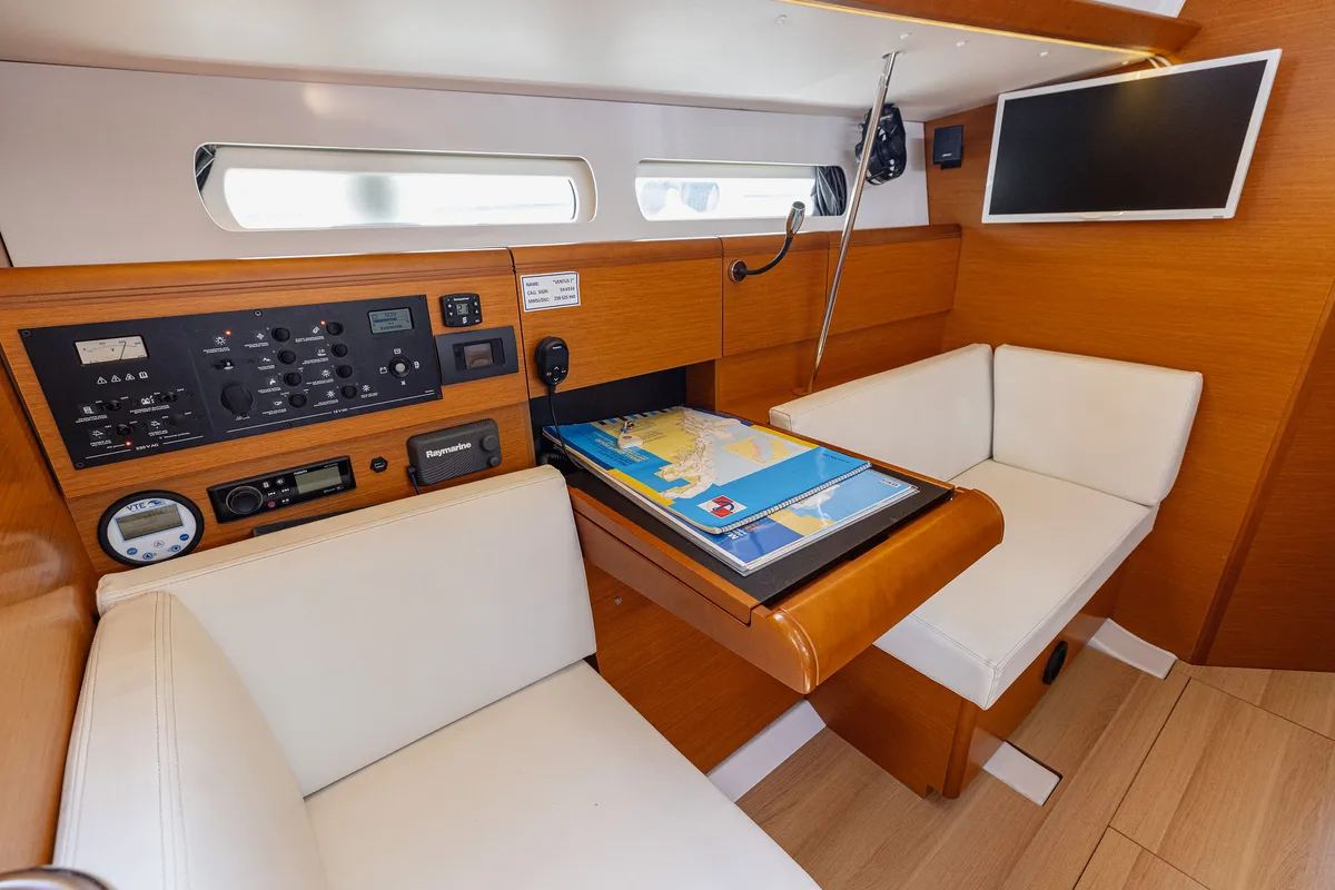 Salon of Ventus, a Jeanneau Sun Odyssey 449 sailboat at Kaštela, Croatia