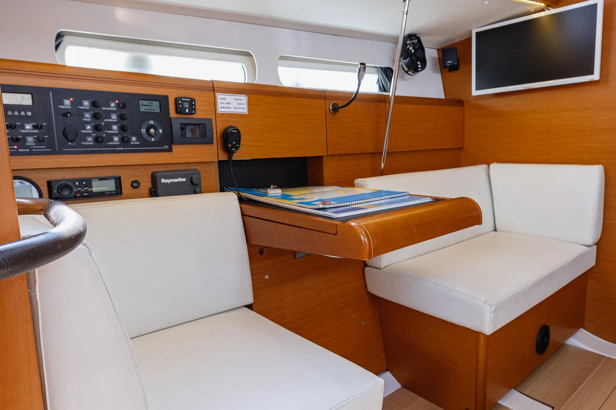 Salon of Ventus, a Jeanneau Sun Odyssey 449 sailboat at Kaštela, Croatia