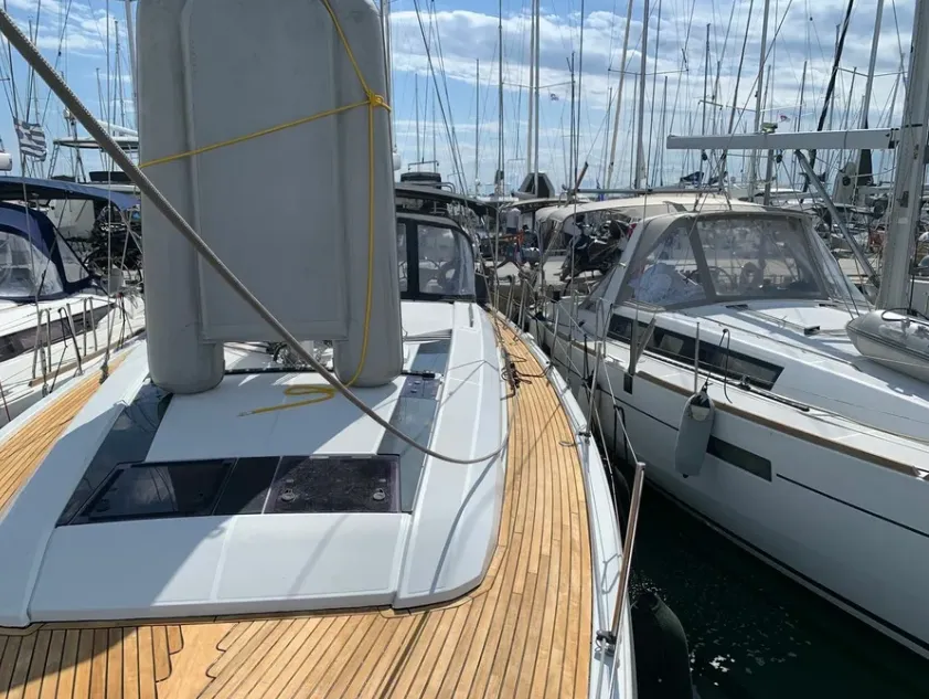 Salon of Kebiwan, a Beneteau Oceanis 46.1 sailboat at Athens, Greece