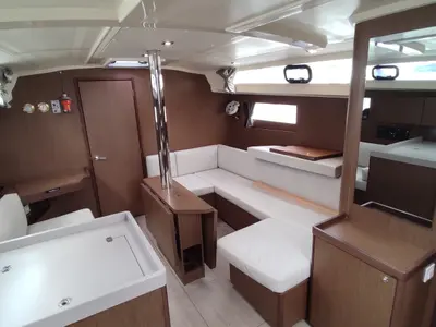 Salon of Maera, a Beneteau Oceanis 41.1 sailboat at Volos, Greece