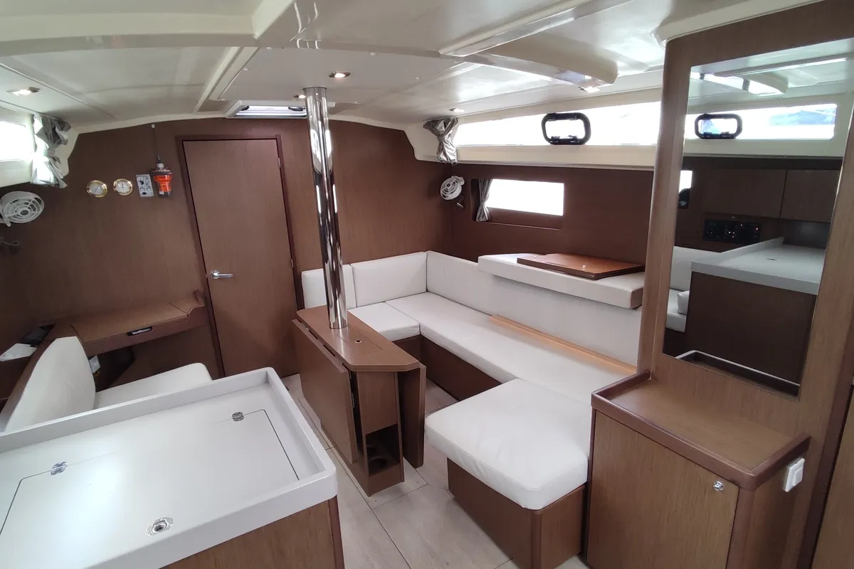 Salon of Maera, a Beneteau Oceanis 41.1 sailboat at Volos, Greece