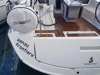 Deck of Senza Frontiere, a Beneteau Oceanis 41.1 sailboat at Tonnarella, Italy