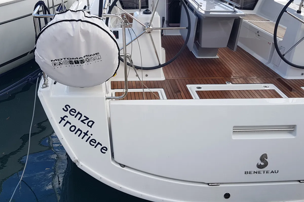 Deck of Senza Frontiere, a Beneteau Oceanis 41.1 sailboat at Tonnarella, Italy