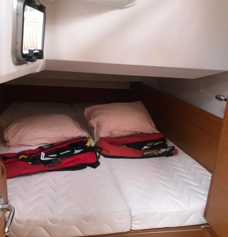 Cabin on Alboran Limoncello, a Jeanneau Sun Odyssey 419 sailboat at Elephant Butte Estates, United States
