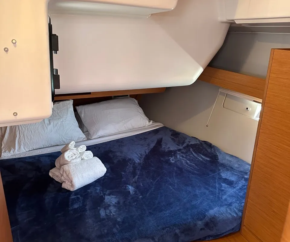 Cabin on Opportune Moment, a Dufour 430 sailboat at Chesapeake, United States