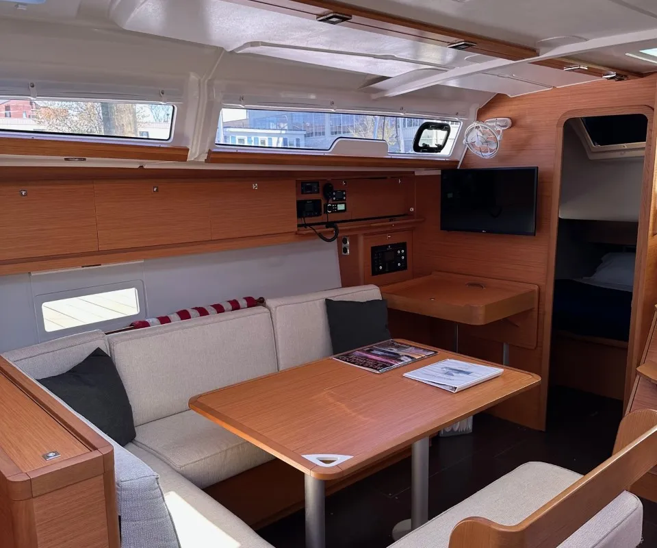 Salon of Opportune Moment, a Dufour 430 sailboat at Chesapeake, United States