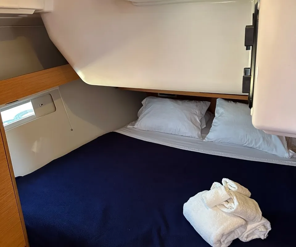 Cabin on Opportune Moment, a Dufour 430 sailboat at Chesapeake, United States