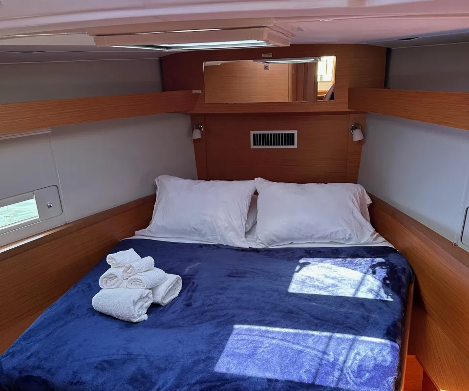Cabin on Opportune Moment, a Dufour 430 sailboat at Chesapeake, United States