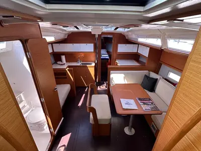 Salon of Opportune Moment, a Dufour 430 sailboat at Chesapeake, United States
