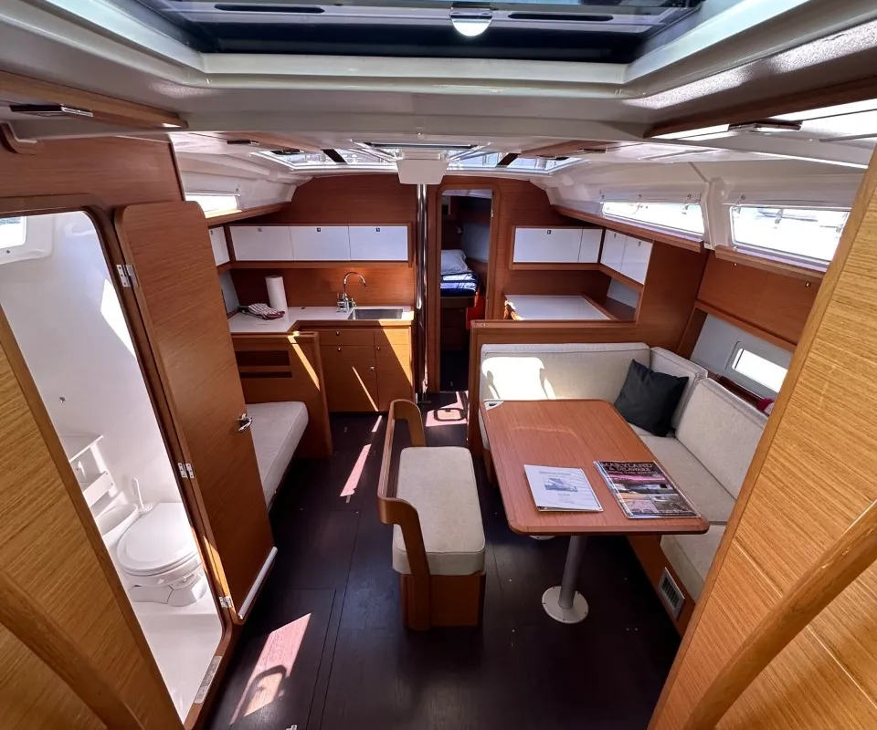 Salon of Opportune Moment, a Dufour 430 sailboat at Chesapeake, United States