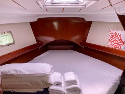 Cabin on Argo, a Beneteau Oceanis 423 sailboat at Τροκαντερό, Greece