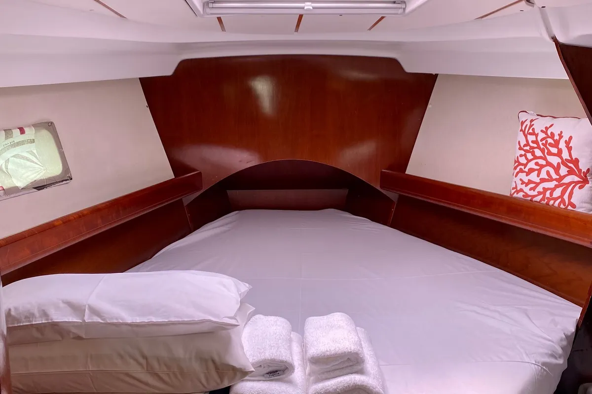 Cabin on Argo, a Beneteau Oceanis 423 sailboat at Τροκαντερό, Greece