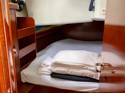 Cabin on Argo, a Beneteau Oceanis 423 sailboat at Τροκαντερό, Greece