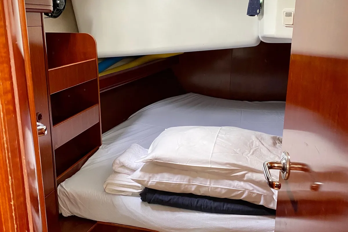 Cabin on Argo, a Beneteau Oceanis 423 sailboat at Τροκαντερό, Greece