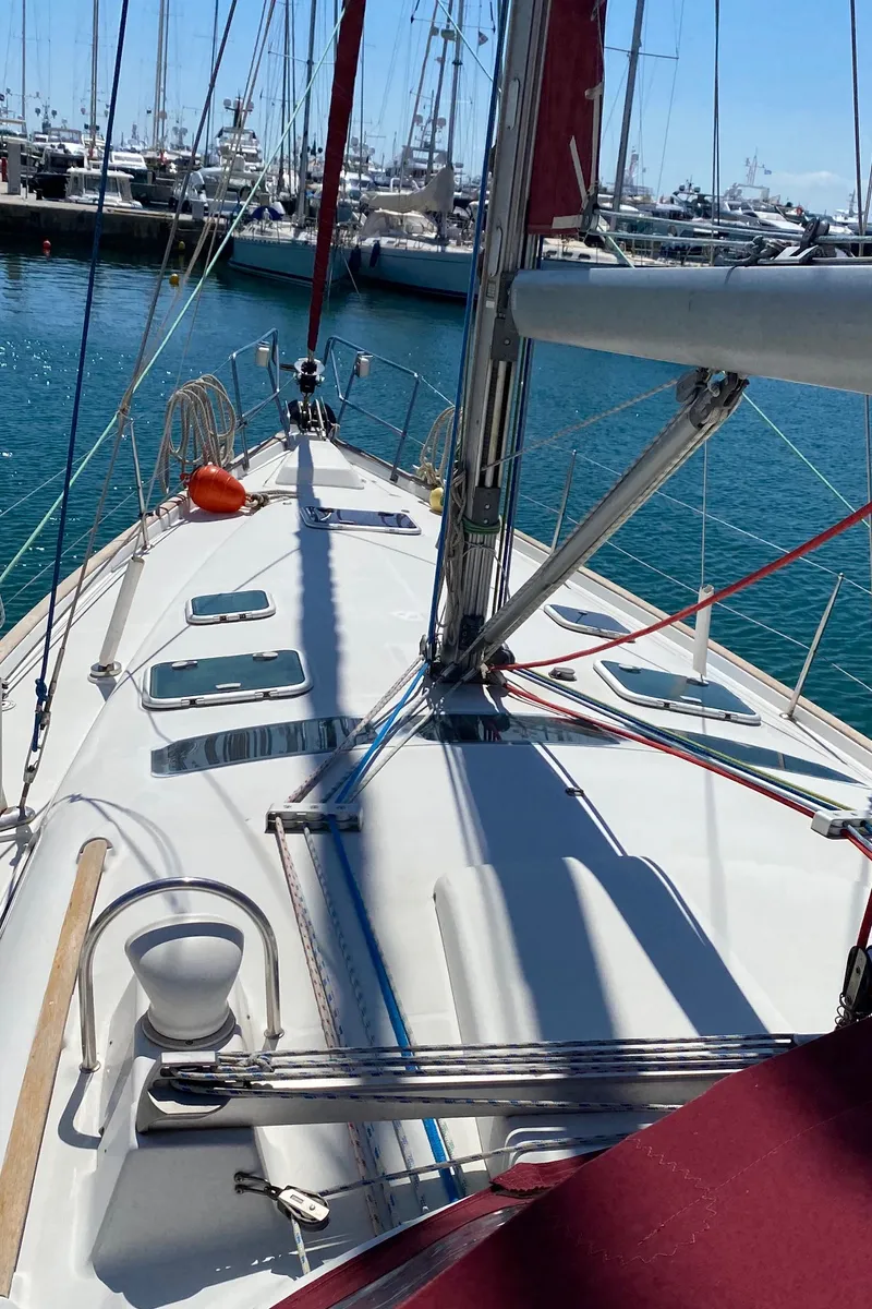 Deck of Argo, a Beneteau Oceanis 423 sailboat at Τροκαντερό, Greece