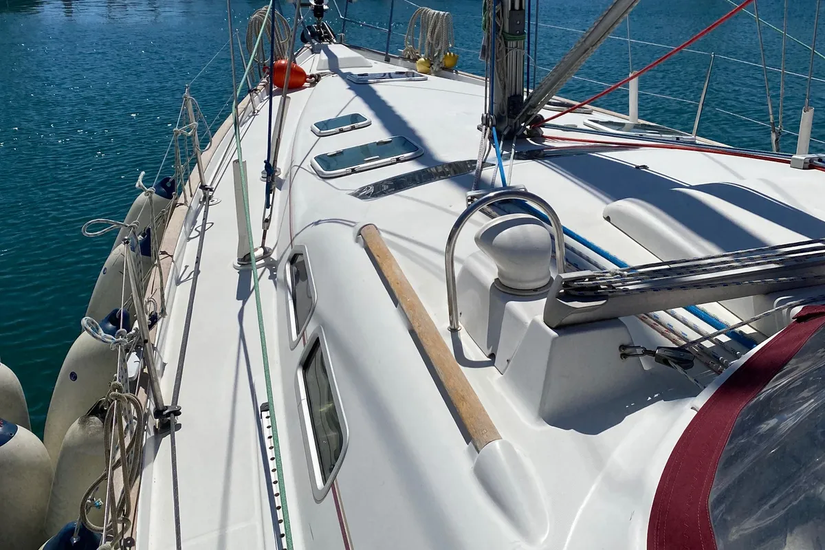 Deck of Argo, a Beneteau Oceanis 423 sailboat at Τροκαντερό, Greece