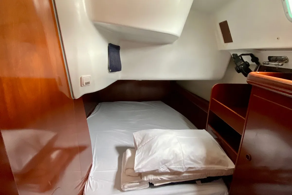 Cabin on Argo, a Beneteau Oceanis 423 sailboat at Τροκαντερό, Greece