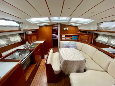 Salon of Argo, a Beneteau Oceanis 423 sailboat at Τροκαντερό, Greece