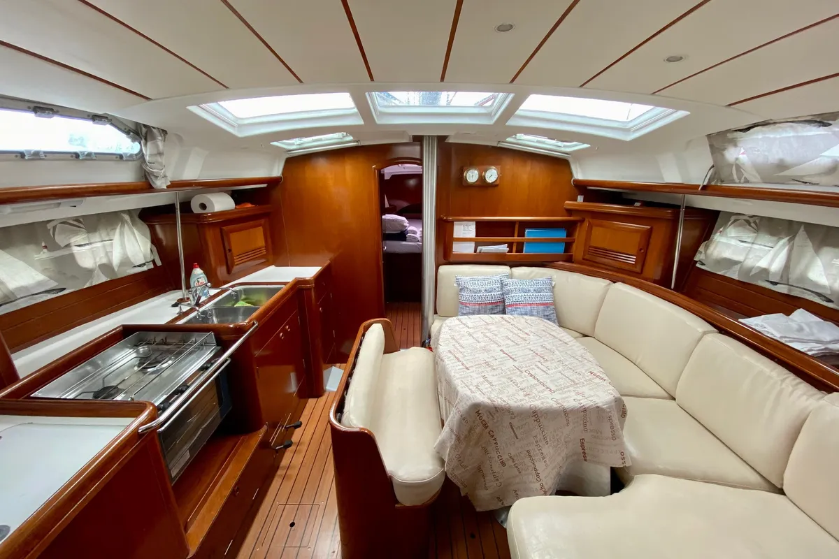 Salon of Argo, a Beneteau Oceanis 423 sailboat at Τροκαντερό, Greece