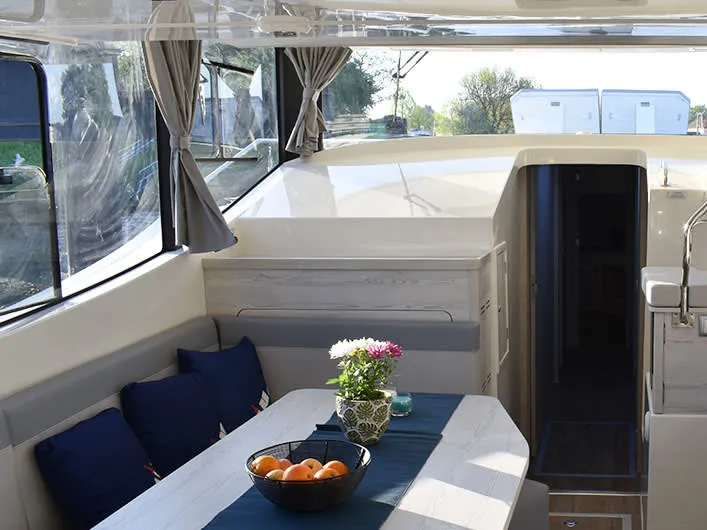 Salon of Horizon 5, a Cygnet Horizon 5 motorboat at Portiragnes, France