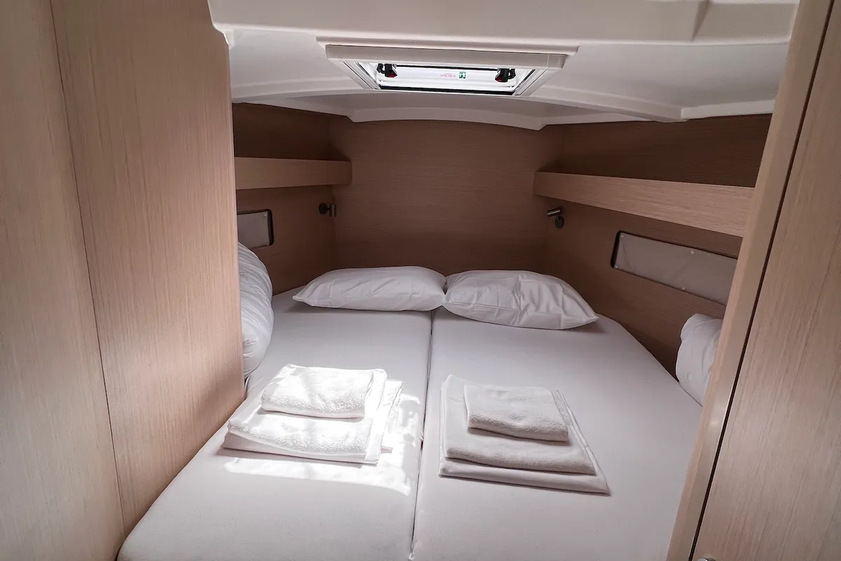 Cabin on Elizabeth, a Beneteau Oceanis 40.1 sailboat at Općina Sukošan, Croatia