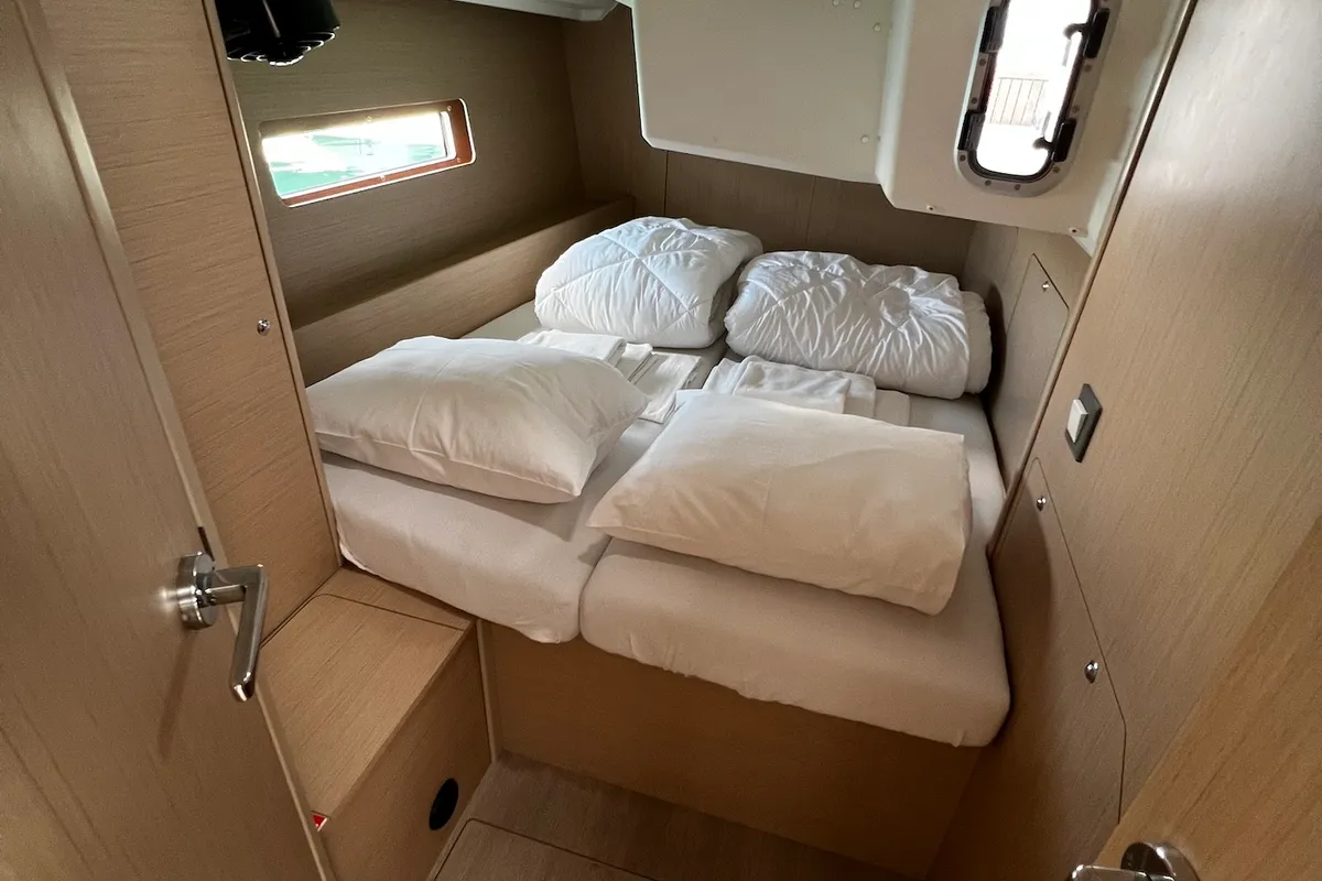 Cabin on Elizabeth, a Beneteau Oceanis 40.1 sailboat at Općina Sukošan, Croatia