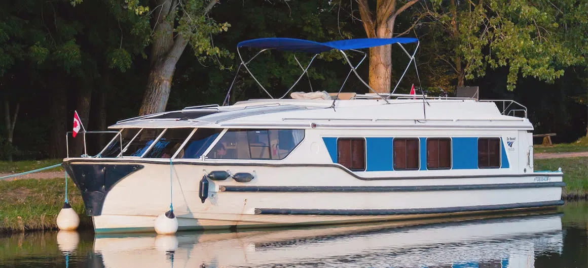 Cabin on Vision 3, a Cygnet Vision 3 motorboat at Saint-Gilles, France