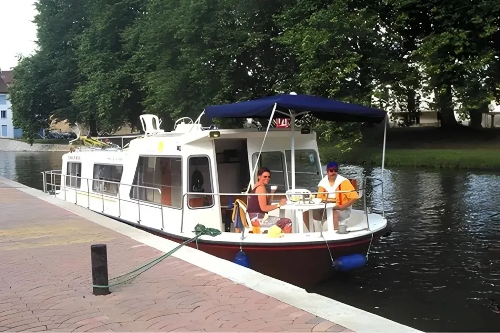 2405, a Espade 1050 Fly motorboat at Mittersheim, France