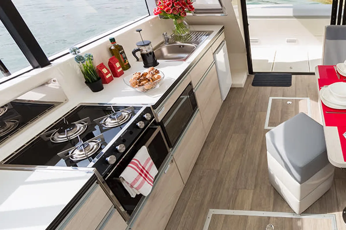 Galley of Horizon 1, a Cygnet Horizon 1 motorboat at Migennes, France