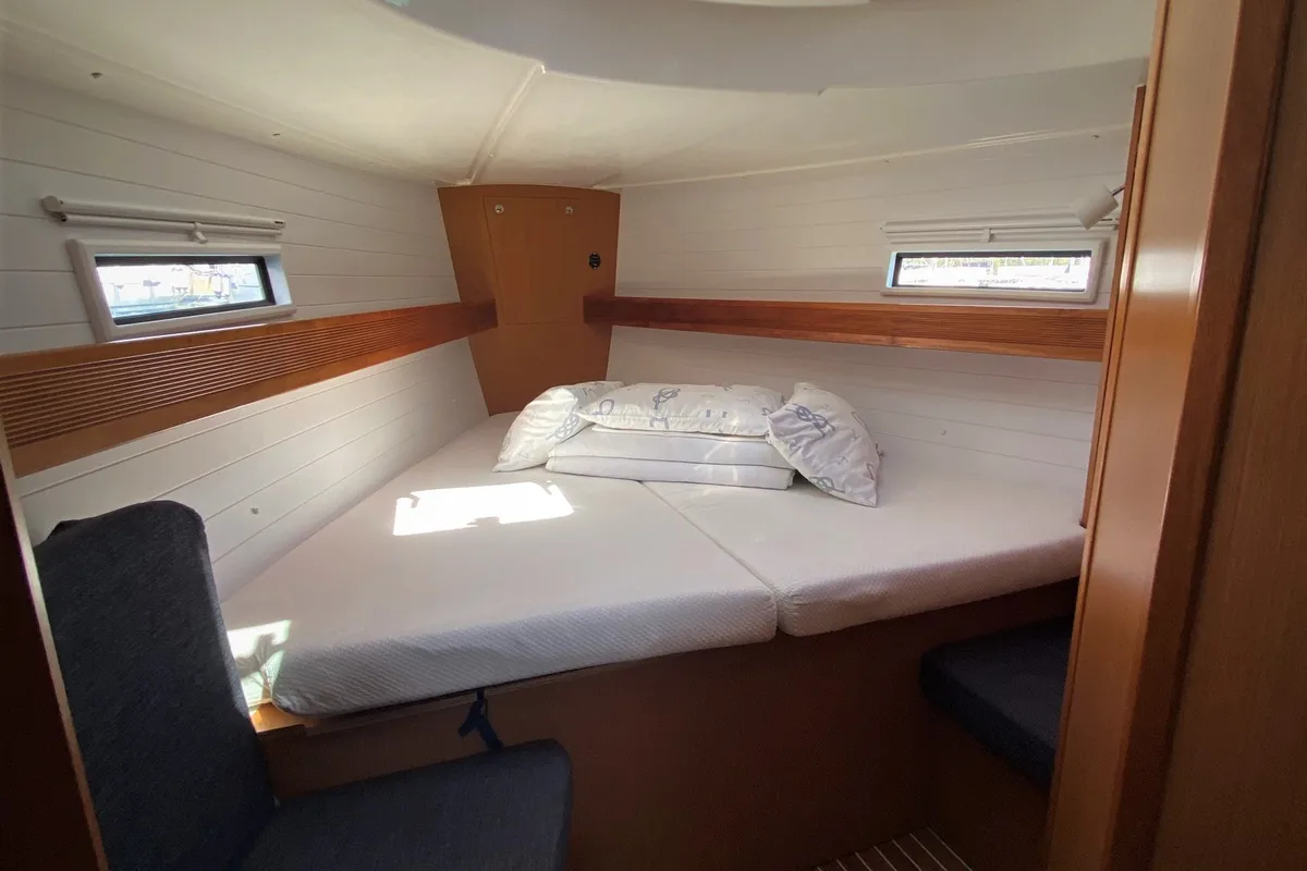 Cabin on Morana, a Bavaria Cruiser 40 sailboat at Općina Sukošan, Croatia