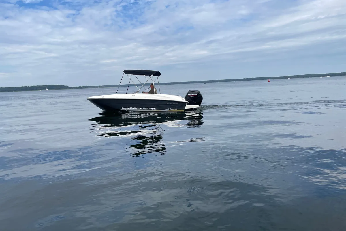 Bayliner E16, a Bayliner E16 motorboat at Göhren-Lebbin, Germany