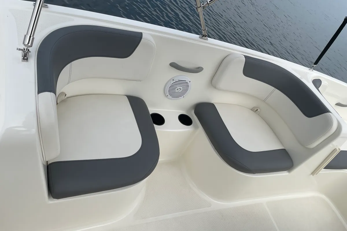 Bayliner E16, a Bayliner E16 motorboat at Göhren-Lebbin, Germany