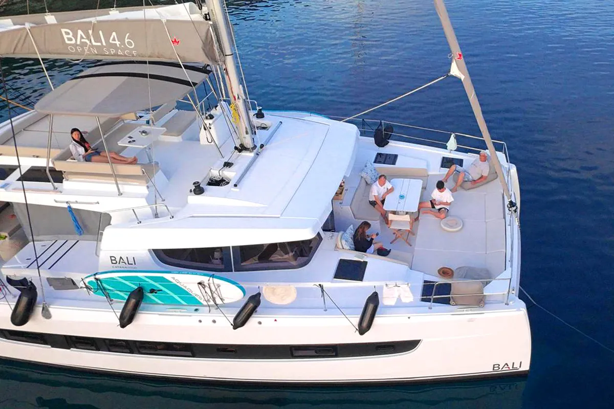 Exterior view of Noni, a Bali 4.6 catamaran at Lavrion, Greece