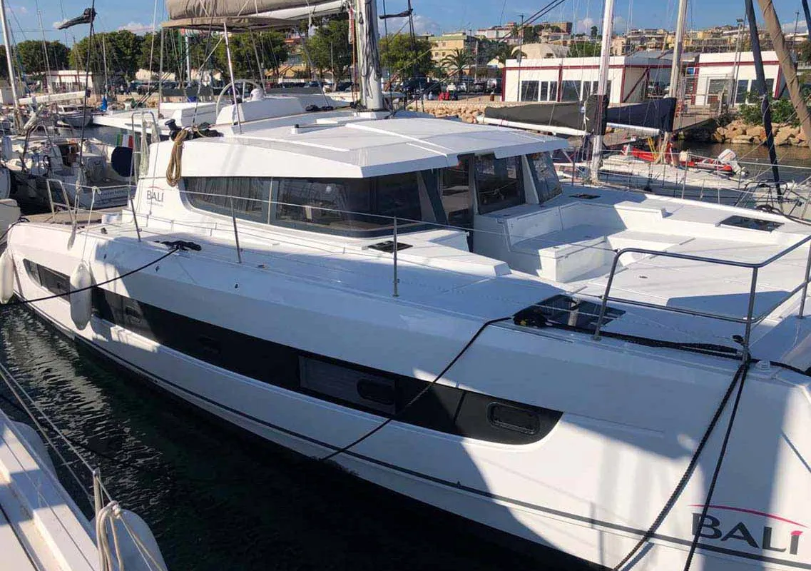 Exterior view of Arveskida II, a Bali 4.2 catamaran at Figari/Golfo Aranci, Italy