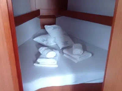 Cabin on Licence to chill, a Bavaria Cruiser 34 sailboat at Volos Municipality, Greece