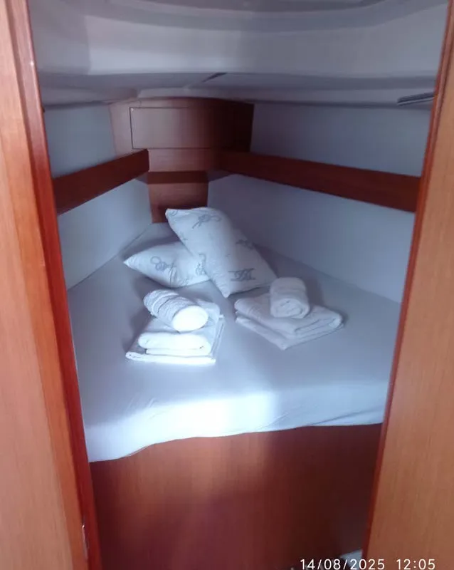 Cabin on Licence to chill, a Bavaria Cruiser 34 sailboat at Volos Municipality, Greece
