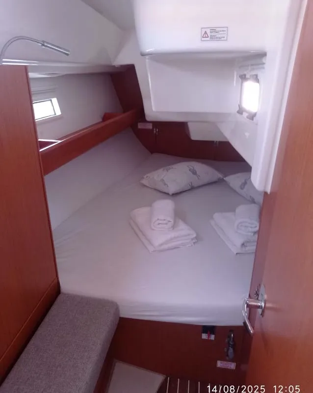 Cabin on Licence to chill, a Bavaria Cruiser 34 sailboat at Volos Municipality, Greece