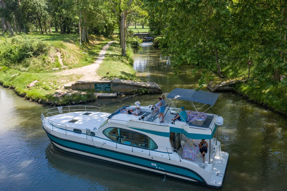 Cruiser Premium+ 4/6 Pers., a Nicols Estivale Sixto Prestige C motorboat at Aubais, France