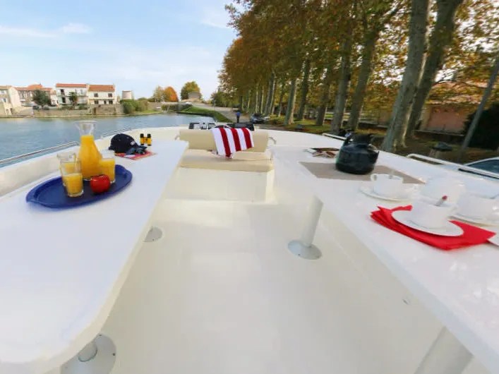 Deck of Vision4 - Comfort Plus 29, a Cygnet Vision 4 motorboat at Portiragnes, France