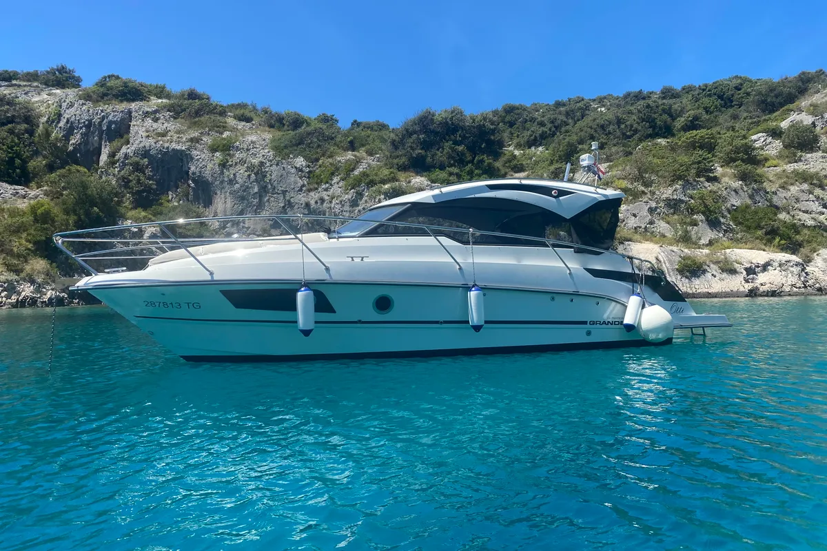 Exterior view of J&LO, a Grandezza 280C motorboat at Grad Trogir, Croatia
