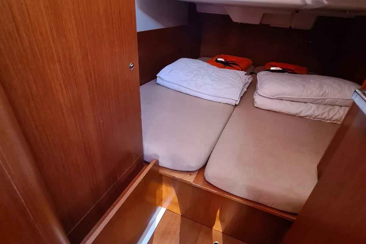Cabin on LAMPUGA, a Beneteau Oceanis 35.1 sailboat at Split, Croatia