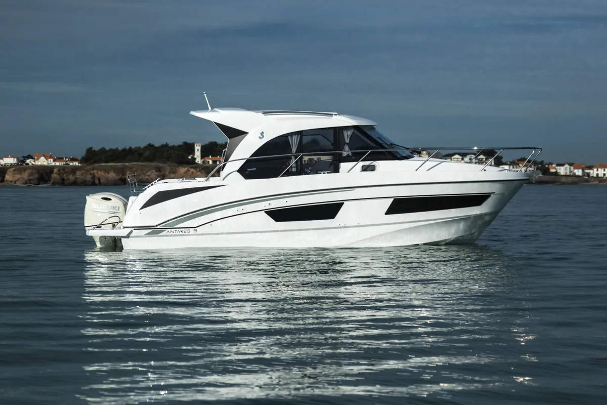 Exterior view of MiniOne, a Beneteau Antares 9 motorboat at Grad Pula, Croatia